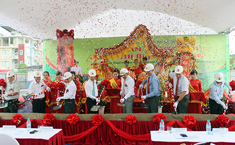 Các đại biểu tiến hành nghi thức động thổ tại Lễ Khởi công xây dựng Trung tâm thương mại & Đại siêu thị BigC Hạ Long.