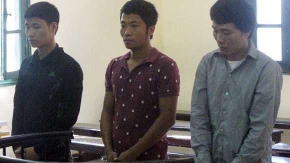Bùi Đăng Sơn (ngoài cùng, bên phải) cùng con trai, con rể tại phiên tòa