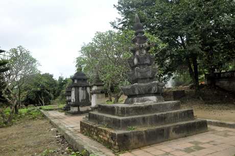 Vườn tháp chùa Quỳnh.