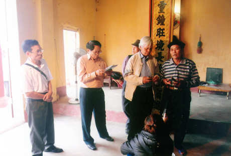 Ngô Trung Hòa (thứ hai, trái sang) tham gia sưu tầm di sản Hán - Nôm tại xã Quảng Nghĩa (Móng Cái).