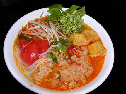 Gạch cua tại các quán bún riêu cua vỉa hè được làm theo công thức: 8 phần đậu phụ dầm nát + 2 phần gạch cua