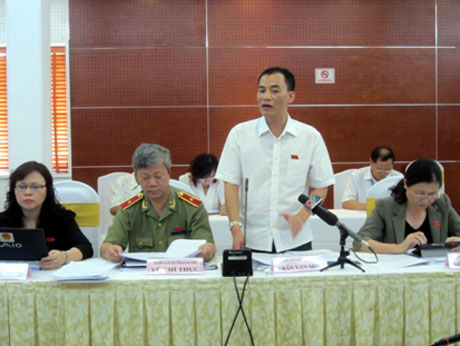 Đại biểu Trần Văn Minh, Phó Trưởng Đoàn ĐBQH tỉnh phát biểu tại tổ.