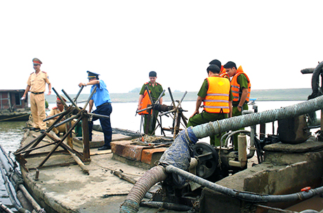 Các lực lượng chức năng kiểm tra phương tiện thuỷ tại đảo Hà Nam (TX Quảng Yên).