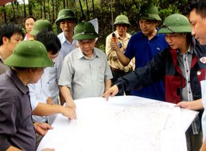 Phó Chủ tịch Thường trực UBND tỉnh Đỗ Thông kiểm tra các bãi đổ thải tại Cẩm Phả