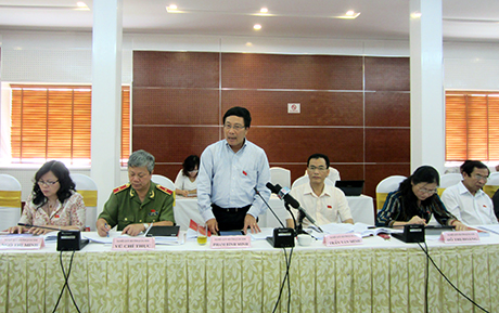 Đại biểu Phạm Bình Minh tham gia góp ý vào Dự thảo sửa đổi Hiếp pháp năm 1992.