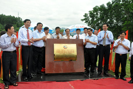 Các đại biểu gắn biển Công trình chào mừng 50 năm ngày thành lập tỉnh Quảng Ninh cho công trình cải tạo, nâng cấp quốc lộ 18C.