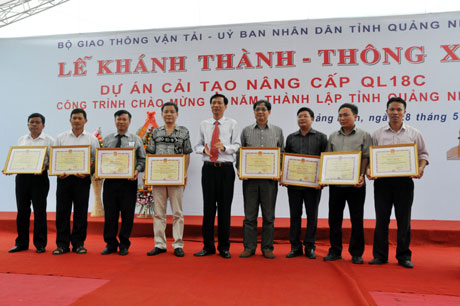 Đồng chí Nguyễn Văn Đọc, Chủ tịch UBND tỉnh tặng Bằng khen của UBND tỉnh cho các tập thể cá nhân có thành tích xuất sắc trong việc hoàn thành Dự án.