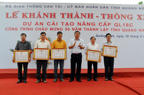 Bộ trưởng GTVT Đinh La Thăng tặng Bằng khen của Bộ GTVT cho các đơn vị..