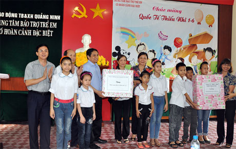 Đồng chí Bí thư Tỉnh ủy Phạm Minh Chính và các đồng chí trong Đoàn thăm, tặng quà các cháu thiếu nhi Trung tâm Bbảo trợ trẻ em có hoàn cảnh đặc biệt tỉnh.