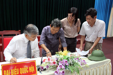 Đồng chí Trần Xuân Hoà, Chủ tịch HĐTV Vinacomin, ĐBQH tỉnh khoá XIII, tiếp xúc cử tri tại huyện Đông Triều. Ảnh: TƯ LIỆU