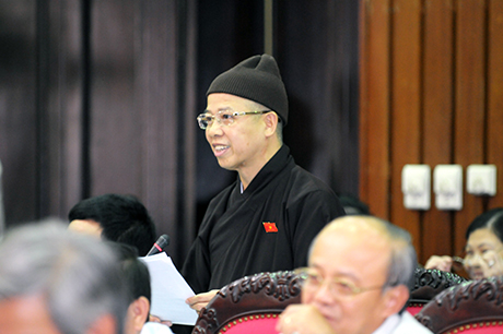 Đại biểu Thích Thanh Quyết tham gia phát biểu tại hội trường.