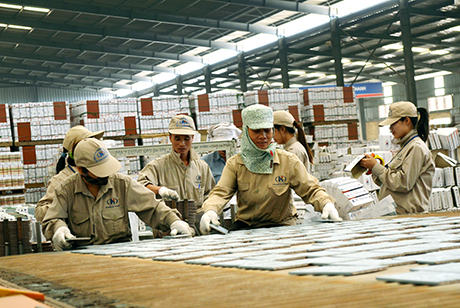 Đối thoại với NLĐ góp phần hạn chế đình công, tranh chấp lao động trái pháp luật. Trong ảnh: Công nhân Công ty CP Gốm màu Hoàng Hà sản xuất gạch thẻ, gạch chống trơn.