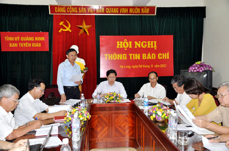 Đồng chí Lãnh Thế Vinh, Phó Ban Thường trực Ban Dân vận Tỉnh ủy báo cáo tiến độ triển khai thực hiện Đề án vận động thanh niên, nhân dân ra đảo Trần.