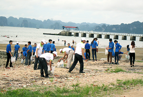 Lãnh đạo và nhân dân TP Hạ Long cùng tham gia dọn vệ sinh môi trường tại khu du lịch Bãi Cháy (TP Hạ Long).