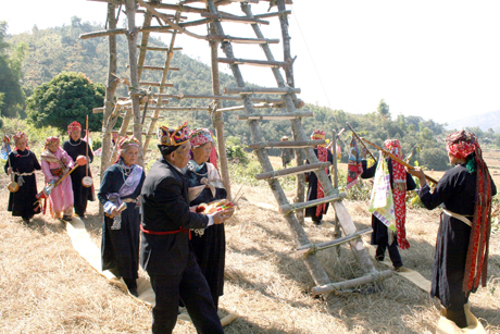 Phục dựng nghi lễ Lẩu then của người Tày ở Bình Liêu. Ảnh: Nguyễn Trung Hà