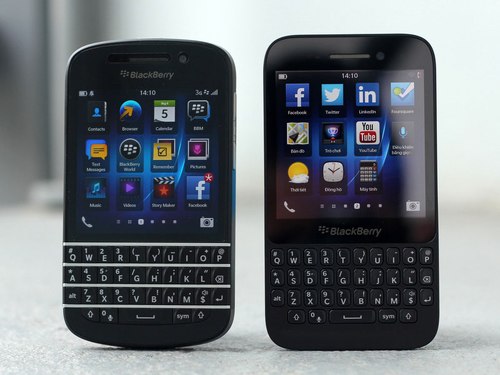 Q10 bên trái đậm chất BlackBerry hơn Q5.
