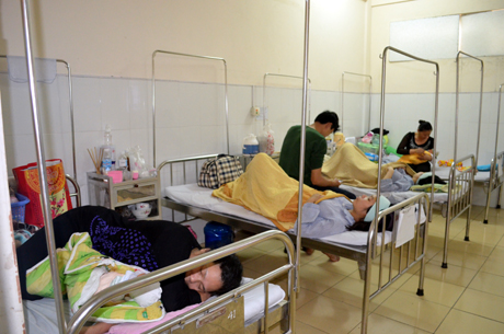Có thời điểm, công suất sử dụng giường bệnh ở các bệnh viện tuyến tỉnh, thành phố có thể lên tới trên 120%, gây quá tải. (Ảnh chụp ở Bệnh viện Đa khoa Cẩm Phả). Ảnh: Lưu Linh