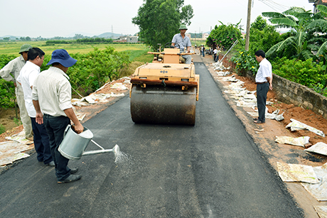 Thi công mặt đường GTNT bằng vật liệu mới (Carboncor Asphalt) tại tuyến đường liên xã đi thôn Khê Thượng, xã Việt Dân ( Đông Triều)