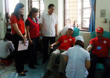 Các thành viên CLB hiến máu tình nguyện phường Bãi Cháy đang tham gia hiến máu tình nguyện.