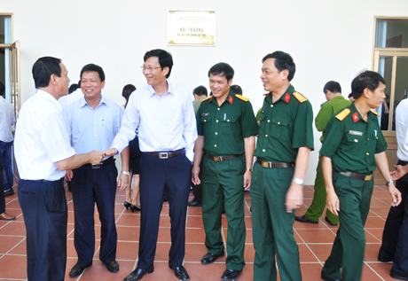 Đồng chí Nguyễn Văn Đọc, Phó Bí thư Tỉnh ủy, Chủ tịch UBND tỉnh trò chuyện với những đại biểu về dự hội nghị