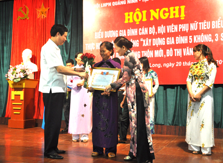 Đồng chí Nguyễn Đức Long, Phó Bí thư Tỉnh ủy, Chủ tịch HĐND tỉnh tặng giấy khen của Hội LHPN tỉnh cho các gia đình cán bộ, hội viên, phụ nữ tiêu biểu.