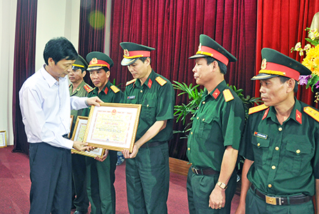Đồng chí Nguyễn Văn Đọc, Phó Bí thư Tỉnh ủy, Chủ tịch UBND tỉnh trao Bằng khen của UBND tỉnh cho những tập thể có thành tích xuất sắc trong 5 năm thực hiện Nghị định 152 của Chính phủ về khu vực phòng thủ.