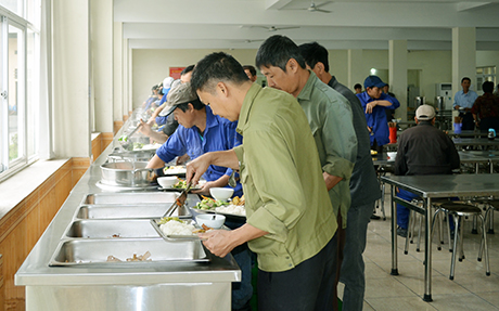 Bữa ăn công nghiệp tự chọn tại Nhà ăn tập thể của Công ty Than Dương Huy.