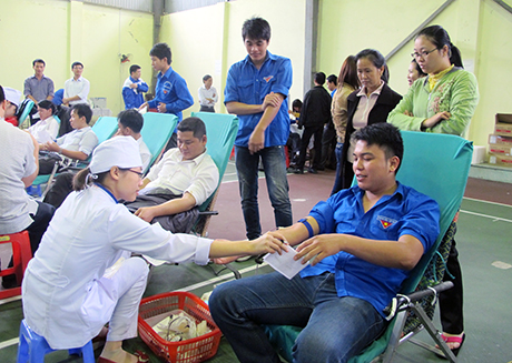 ĐVTN huyện Vân Đồn tham gia hiến máu, hưởng ứng “Ngày thế giới tôn vinh người hiến máu 2013”.