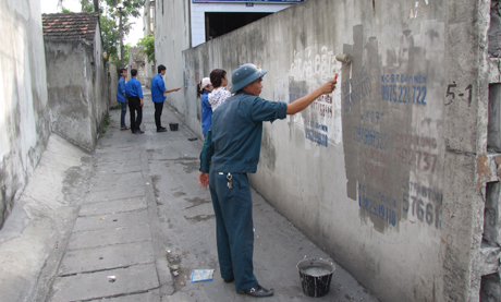 ĐVTN tham gia xóa quảng cáo rao vặt trên bờ tường các ngõ phố của thị trấn Mạo Khê