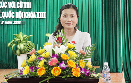 Đồng chí Đỗ Thị Hoàng, Phó Bí thư Thường trực Tỉnh ủy,Trưởng đoàn ĐBQH tỉnh tiếp xúc cử tri tại TX Quảng Yên