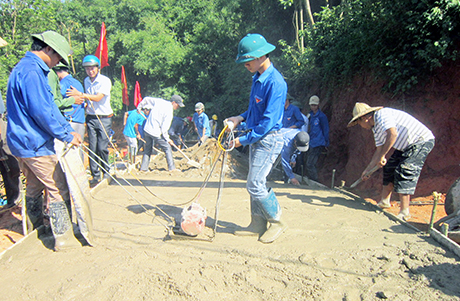 TNTN giúp dân làm đường bê tông liên thôn tại thôn Khe Ngàn, xã Đại Dực (Tiên Yên).