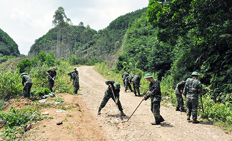 CBCS Đồn BP Pò Hèn và Tiểu đoàn Huấn luyện - Cơ động (Bộ Chỉ huy BĐBP tỉnh) tham gia sửa chữa đường tại thôn Pò Hèn, xã Hải Sơn, TP Móng Cái.