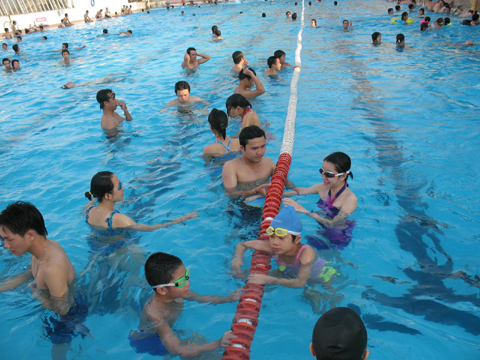 Nguy cơ mắc bệnh truyền nhiễm khi bơi ở bể bơi