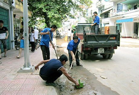 ĐVTN huyện Tiên Yên xuống đường dọn vệ sinh môi trường trong chương trình TNTN hè 2013.