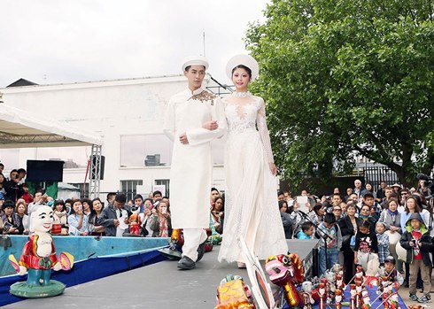The event attracts many British people as well as Vietnamese expatriates, including students
