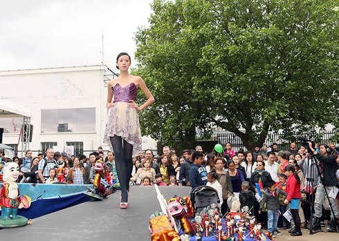 The event draws the participation of models from Vietnam, including supermodel Thuy Huong, model Cao Lam Vien, Vietnamese origin model Jenny Nguyen and British models