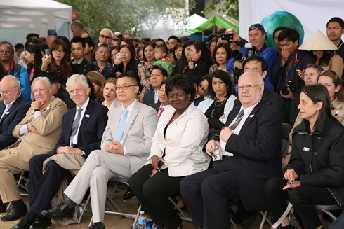Many officials of Vietnam and the UK are present at the event