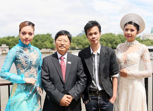 Designer Hoang Hai (second from right) poses for a photograph after the programme