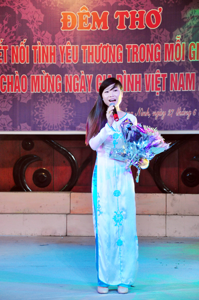 Tiết mục biểu diễn văn nghệ của Trường Chính trị Nguyễn Văn Cừ.