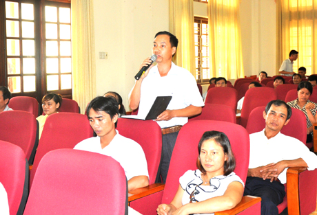 Cử tri huyện Đầm Hà trình bày kiến nghị tại buổi tiếp xúc cử tri.