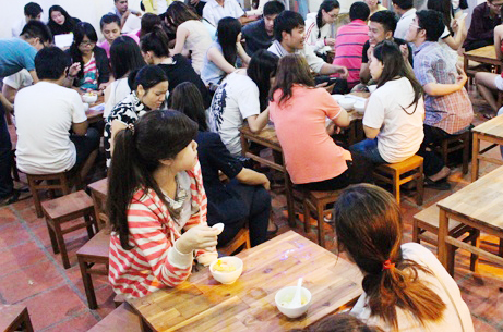 Chè khúc bạch đang “sốt” với tâm lý “ăn để cho biết”. (Ảnh chụp tại một quán chè tại phường Cao Xanh, TP Hạ Long).