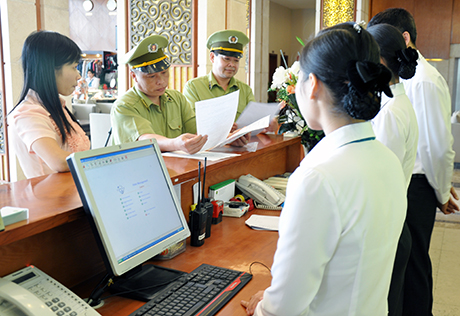 Đội Quản lý thị trường tỉnh kiểm tra việc niêm yết giá phòng nghỉ tại một khách sạn trên địa bàn TP Hạ Long. Ảnh: Tuấn Hương