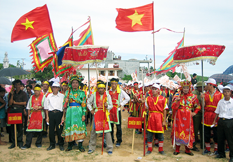 Hai đội chèo bơi Đông Nam Văn và Đoài Bắc Võ trong Lễ hội Quan Lạn. Ảnh: Tạ quân