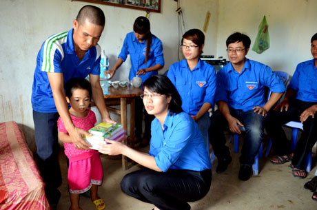 Đoàn viên, thanh niên tặng quà 5 chị em Lỷ Thị Múi, bản Nà Nhái, xã Vô Ngại.