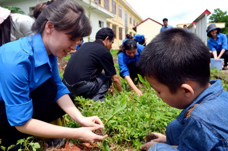 Các đoàn viên đã trồng hàng chục cây xanh trong khuôn viên Trường Tiểu học Vô Ngại