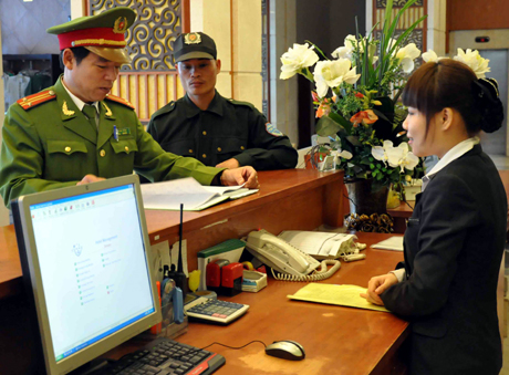 Lực lượng công an thường xuyên hướng dẫn nhân viên khách sạn trên địa bàn đảm bảo công tác quản lý lưu trú đối với khách du lịch.