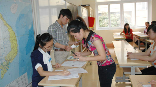 Thí sinh làm thủ tục dự thi trong kỳ thi tuyển sinh ĐH, CĐ năm 2012