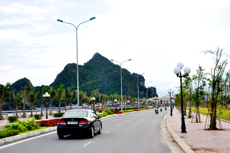 Hay như Cụm công trình: Đường ô tô bao núi Bài Thơ phía biển và công viên Lán Bè có tổng mức đầu tư gần 700 tỷ đồng bao gồm công viên rộng 14ha, đường du lịch dài gần 3km, trên tuyến có bố trí điểm nghỉ chân, ngắm Vịnh Hạ Long và núi Bài Thơ.