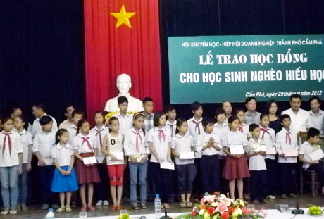 Hội Khuyến học TP Cẩm Phả tổ chức lễ trao học bổng cho học sinh nghèo hiếu học, ngày 29-9-2012.