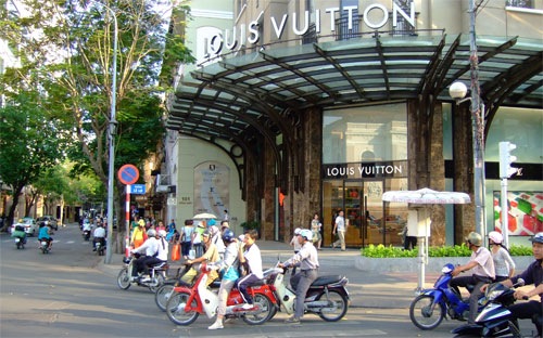 Bên ngoài một cửa hiệu Louis Vuitton ở Tp.HCM.